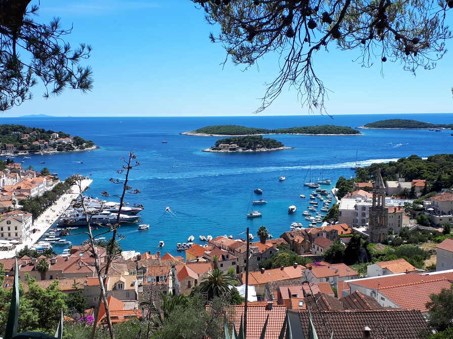 Hvar by i Kroatia er en populær feriedestinasjon!
